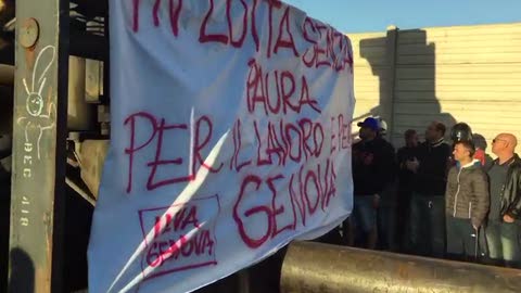 Ilva, la partenza del corteo da Cornigliano