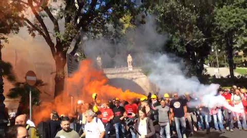 Ilva, il corteo arriva in prefettura