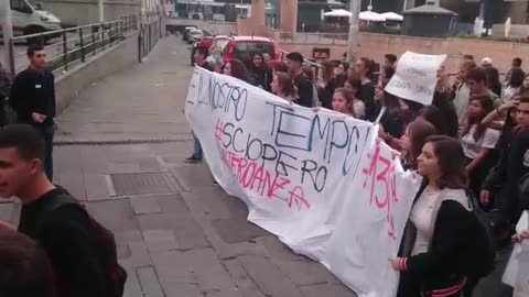 Studenti in piazza a Genova contro l'alternanza scuola-lavoro