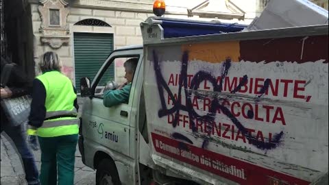 Amiu, manca personale per pulire i vicoli. E senza Scarpino si accumulano i debiti