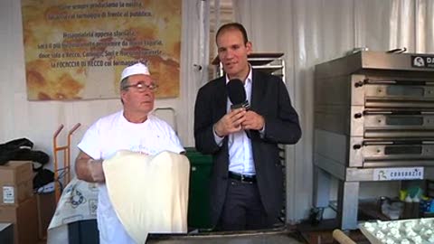 La focaccia col formaggio di Recco: la ricetta spiegata in piazza De Ferrari