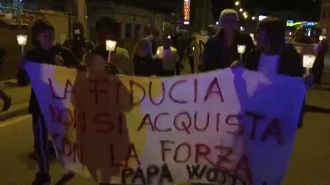 Migranti a Multedo, gli abitanti dicono no: le immagini della fiaccolata