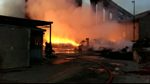 Incendio in un deposito di Sanremo, fumo nero in città e tre mezzi distrutti