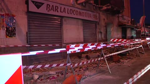 Bolzaneto, crollo a catena nella notte: cornicione e balcone cadono in strada