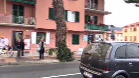 Aurelia, turista investita e uccisa da una moto: le immagini della scena dell'incidente