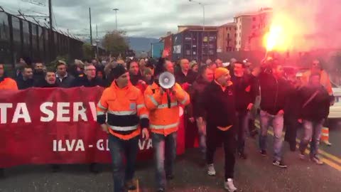 Ilva, corteo verso la Regione. I cori degli operai