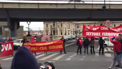 Ilva, corteo verso la Regione. La solidarietà dei portuali