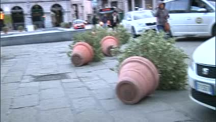 Raffiche di vento molto forti, 'abbattuti' i vasi in Piazza De Ferrari