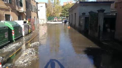 Grosso tubo rotto lungo il Polcevera: la strada allagata