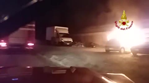 Incendio auto in via della Benedicta, i vigili del fuoco spengono le fiamme