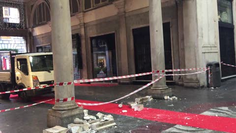 Raffiche di vento a Genova, le immagini della balaustra crollata in Galleria Mazzini