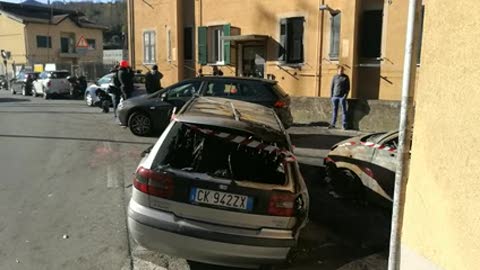 Lite tra condomini a San Quirico, Auto a fuoco e spari al palazzo: le immagini 