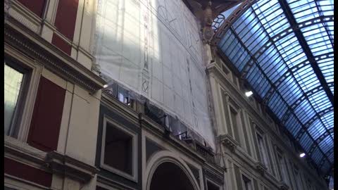 Vento, crolla balaustra in Galleria Mazzini: tanti danni ma nessun ferito