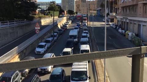 Gli edili bloccano il casello di Genova Ovest e la città va in tilt