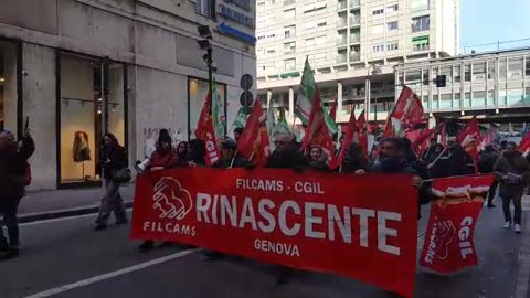 Rinascente, i lavoratori in corteo per le strade di Genova