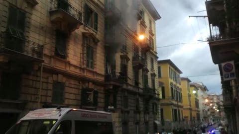 Intero palazzo invaso dal fumo: abitanti evacuati, 10 intossicati