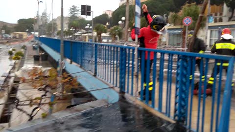 Forte vento e mareggiate in Liguria, l'intervento dei vigili del fuoco nel porto vecchio di Sanremo