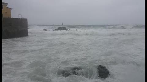 Forti mareggiate a Genova, le immagini di Boccadasse