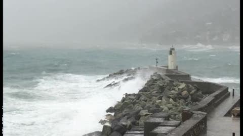 Vento fortissime e violente mareggiate a Camogli: le immagini