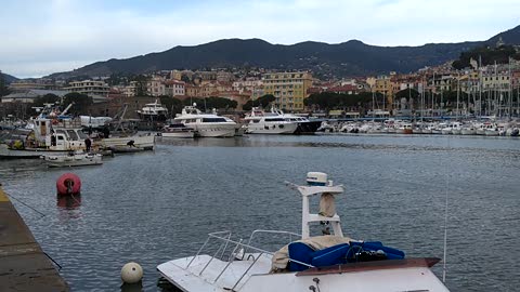 Maltempo in Liguria, la mareggiata affonda una barca: le immagini 