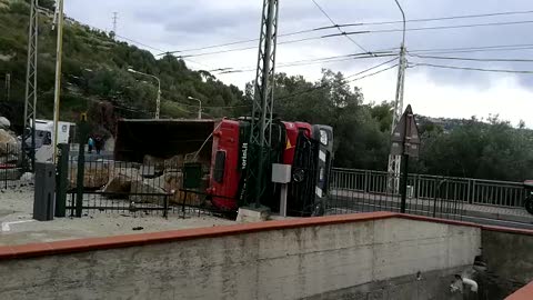 Camion si ribalta lungo la strada, Aurelia chiusa in entrambe le direzioni