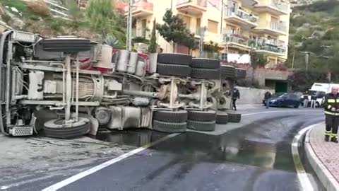 Camion travolge cancello di un condominio a Bordighera, tragedia sfiorata