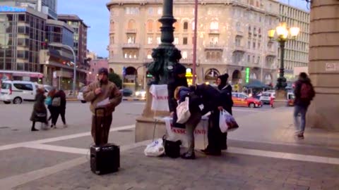 Genova, pendolari e consumatori raccolgono firme contro Trenitalia