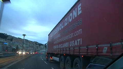 Genova, ancora un tir in sopraelevata: cartelli troppo piccoli