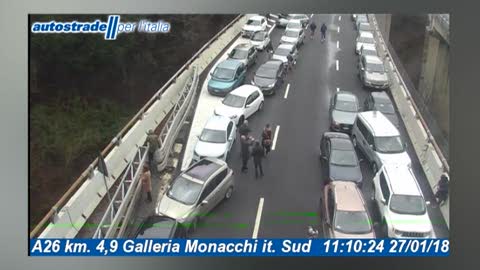 Maxi incidente su A26, la polizia sequestra le immagini delle telecamere in autostrada