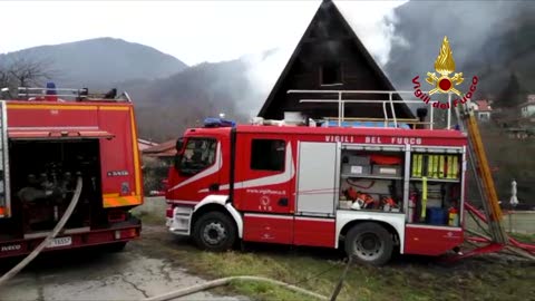 Incendio a Casella, brucia il tetto di una casa