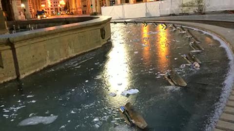 La fontana di Piazza De Ferrari ghiacciata: temperatura sotto lo zero 