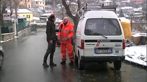 Neve a Genova, a Bavari in azione i mezzi del Municipio per spargere il sale