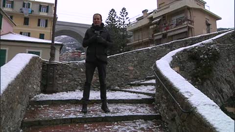 Ondata di gelo e neve in Liguria, le immagini della spiaggia di Bogliasco 