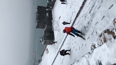 Liguria avvolta dalla neve, i vostri video: Sciatore temerario nello spezzino 