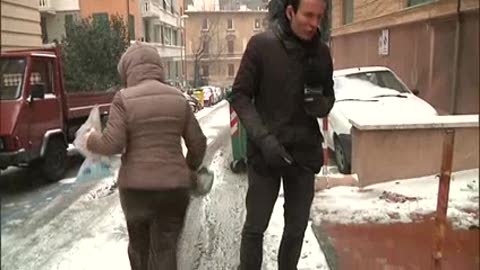 Neve e gelo a Genova, un autobus rimane bloccato in Via Ausonia 