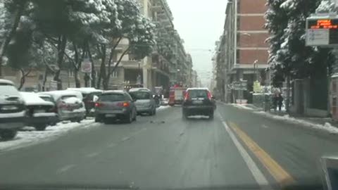 La Spezia, neve intensa in città ma la circolazione stradale non presenta disagi