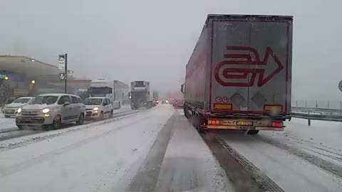 Meteo, Savona si risveglia sotto un'abbondante nevicata