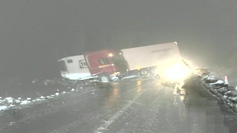 Tir si ribalta sul Bracco per il ghiaccio, strada bloccata: le  immagini