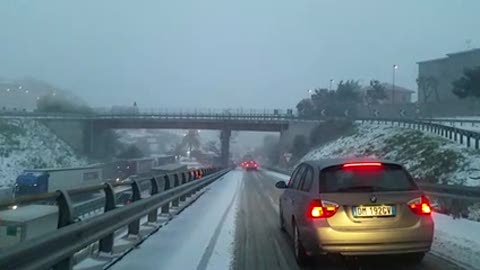 Neve e gelo in Liguria, coda all'uscita del casello autostradale di Savona