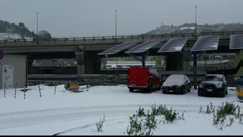 Ondata di gelo in Liguria, le immagini all'ingresso del casello autostradale di Savona