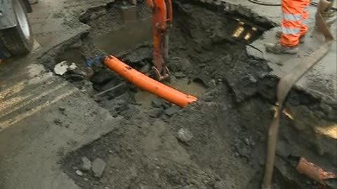 San Fruttuoso, tubo dell'acqua si rompe in via Giacometti