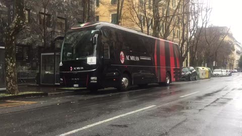 Genoa-Milan, il pullman dei rossoneri parcheggiato davanti all'hotel Melià