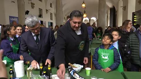 Il presidente della Regione Toti prepara il pesto: 