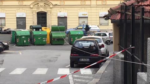 Allarme bomba davanti all'ex caserma Gavoglio. artificieri al lavoro