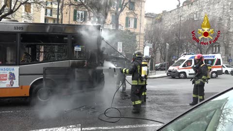 Incendio in piazza Manin: a fuoco un bus della linea 64