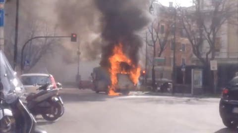 Bus a fuoco in piazza Manin, i sindacati: 