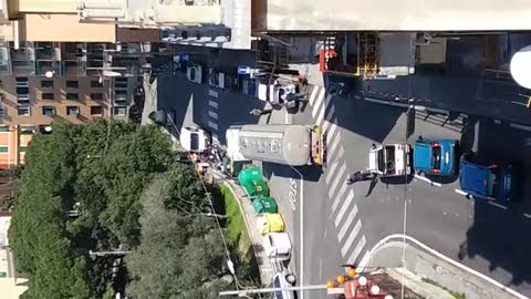 Multedo, autocisterna sbaglia strada: traffico bloccato sotto il casello di Pegli