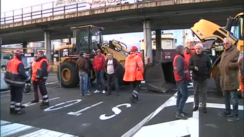 Protesta lavoratori 'Pietro Chiesa' a Genova, traffico nel caos: le immagini