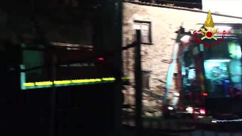 Canna fumaria difettosa provoca incendio: brucia il tetto di una palazzina