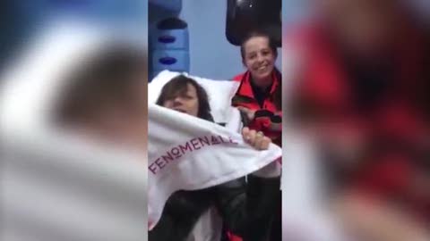 Gianna Nannini scivola sul palco a Genova, il video dall'ambulanza